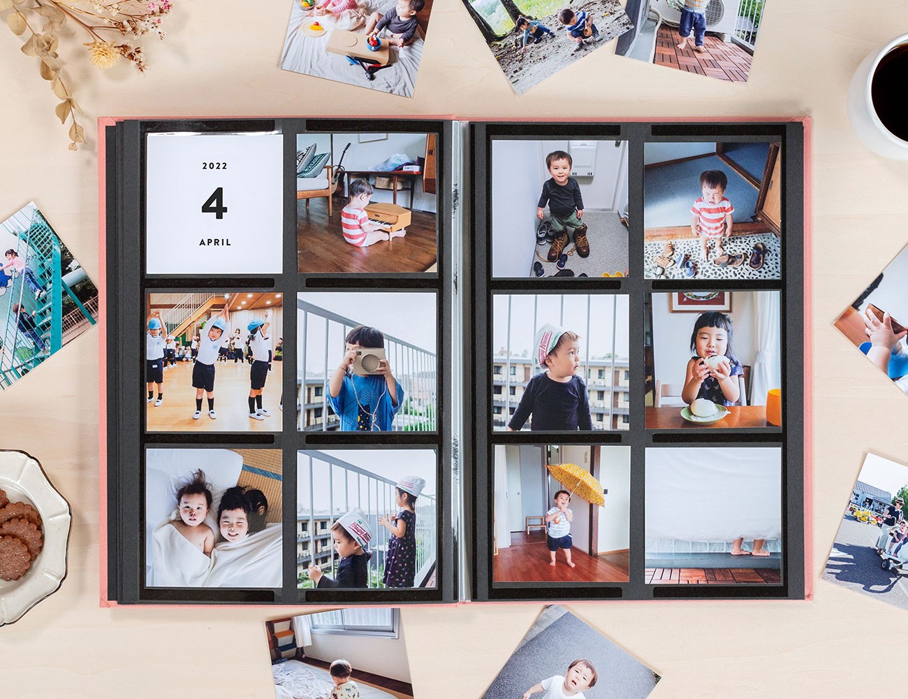 ALBUSの専用アルバム「ALBUSBOOK」にましかく写真をしまった様子