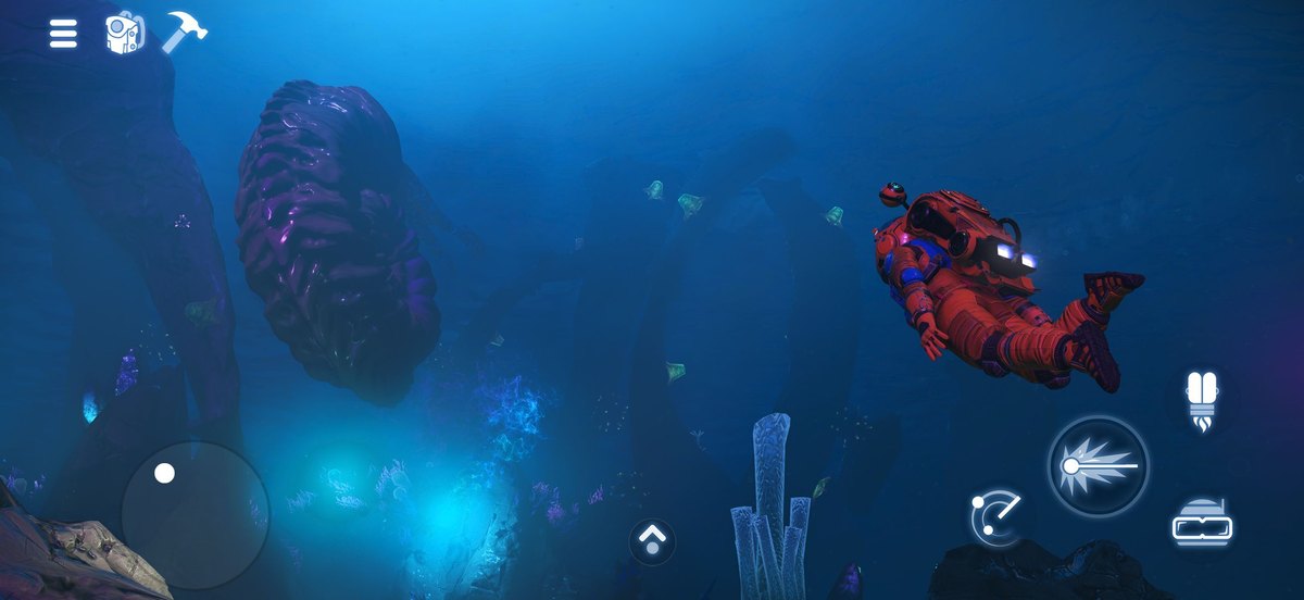 No Man's SkyのiPhone版の画面(海の中を泳ぐ探検家と、画面右下のタッチ操作のボタン。公式ニュースより)